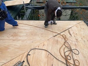 野地板の設置する作業工程