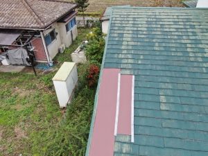 屋根に応急処置として養生した形跡