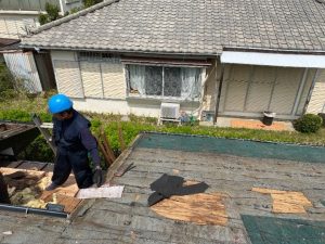 既存の建材を取り外す作業