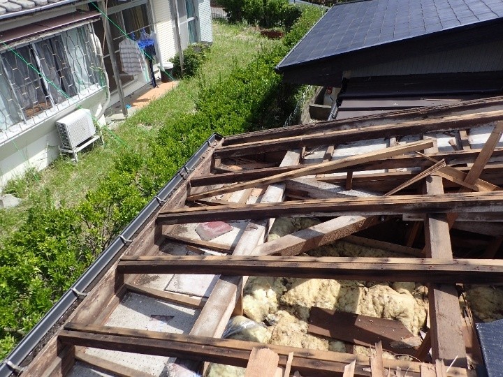 台風で破損した屋根を点検調査