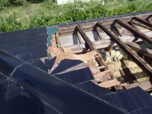 台風で破損した屋根