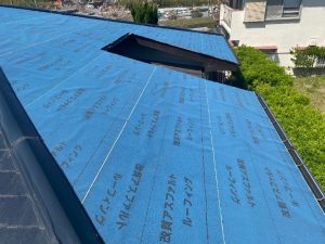 防水紙（ルーフィング）を敷設作業