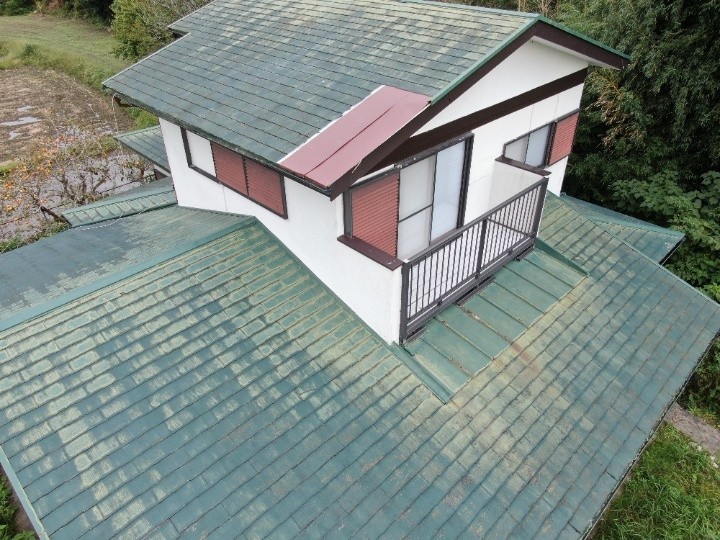 屋根全体に経年劣化が見受けられるしている状態