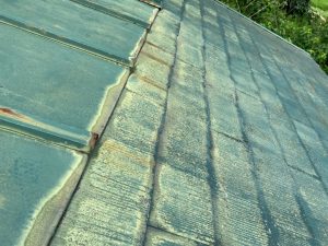 屋根の一部が剥がれる被害状況