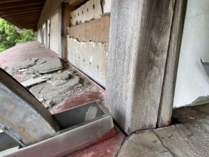 外壁の漆喰が崩れ落ちた状態