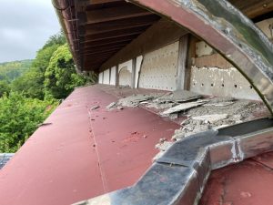 破損した外壁を点検