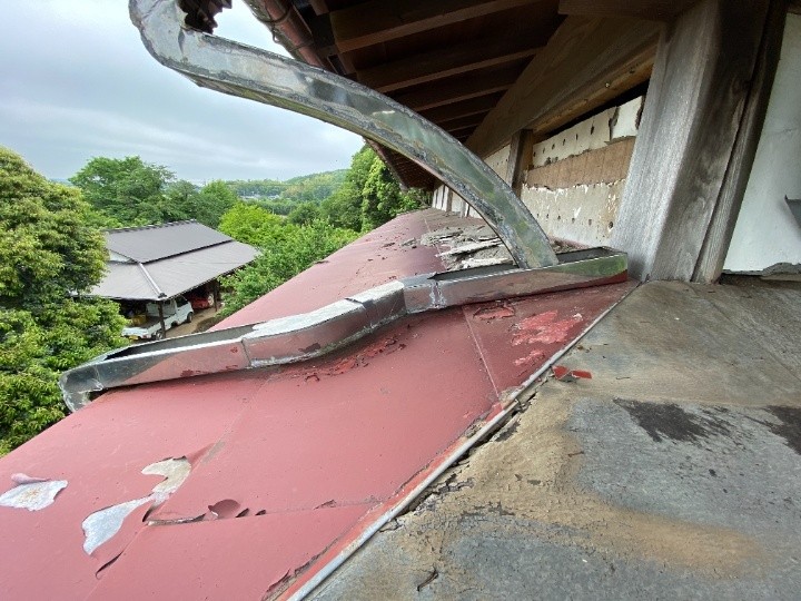 破損した庇（ひさし）