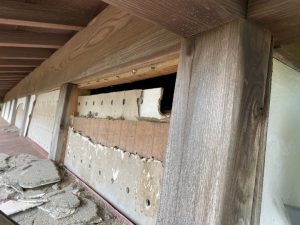 外壁が剥がれた状態