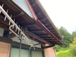 破損した2階の雨除け庇（ひさし）の状態