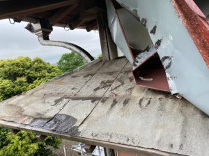 破損した2階の雨除け庇（ひさし）を点検