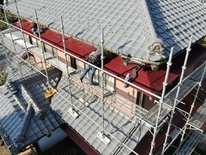 板金を設置している作業工程