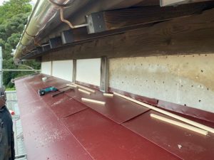 板金を設置する作業風景