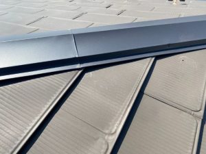 棟板金が少し浮いて固定力の低下し強風時に外れやすい状態