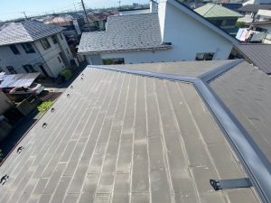 棟板金の状態を確認