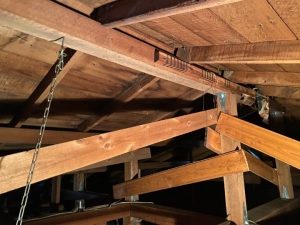 雨漏りしている小屋裏の状態