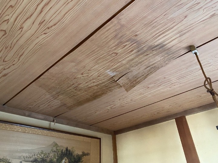 雨漏りで天井が落ちてしまう状態