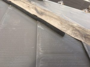 貫板が劣化した状態