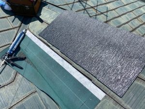 スレート瓦屋根の部分補修工事の作業風景