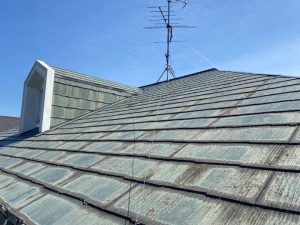 強風で落下するスレート瓦屋根の状態