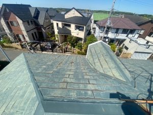 強風で落下するスレート瓦屋根