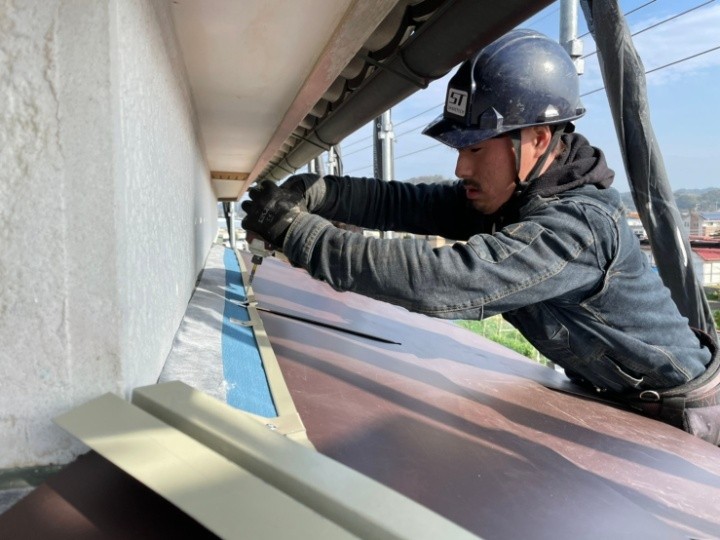 下から順に重ねながらガルバリウム鋼板を取り付け