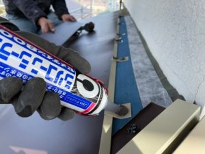 ガルバリウム鋼板を固定した釘頭にコーキング処理
