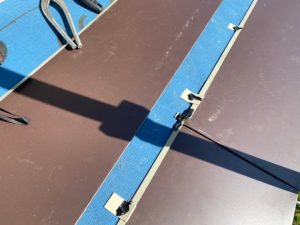 ガルバリウム鋼板を敷設する作業工程