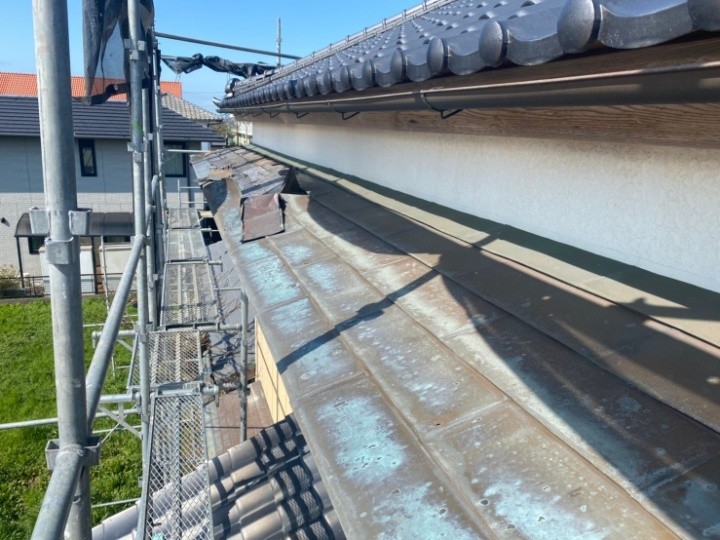 庇自体に大きな破損はなく銅板が飛散している状態