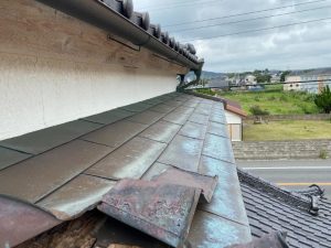 2階の窓上に設置された庇（ひさし）の銅製屋根材が飛散
