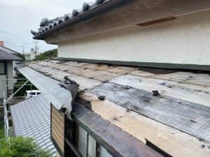 台風で飛散した庇（ひさし）を点検調査