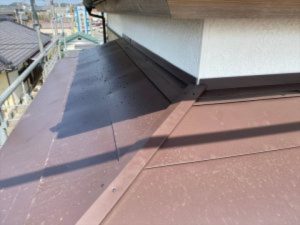 壁際に「水切り」を施工した後の状態