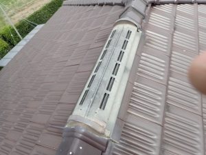 強風被害で破損した瓦の状況を確認