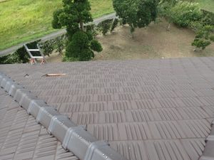 強風被害で破損した瓦の点検調査する風景