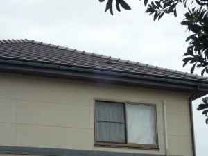 強風被害で破損した瓦屋根