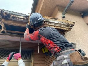 破風板も軒先側の勾配が下がっていて雨水が溜まりやすい状態