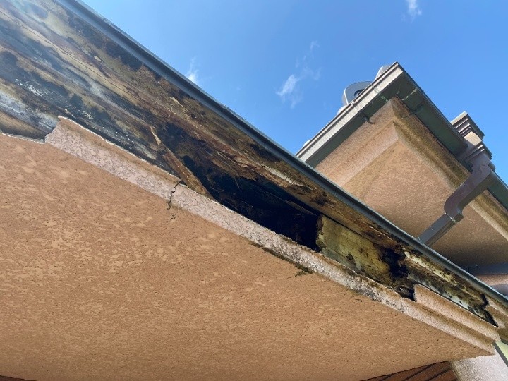 庇(ひさし)の木部の劣化や腐食が進行