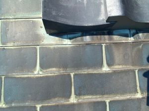 銅板と瓦の接合部分に不具合が生じた状態