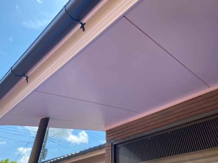 玄関の庇に葺き替え工事が完工