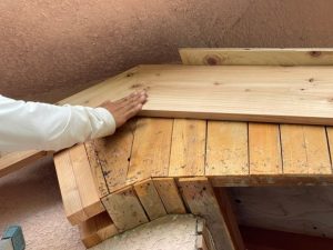 傷んだ部分の軸組を補修工事する施工風景