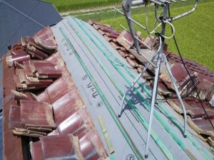 新規の防水紙（ルーフィング）を敷設する作業工程