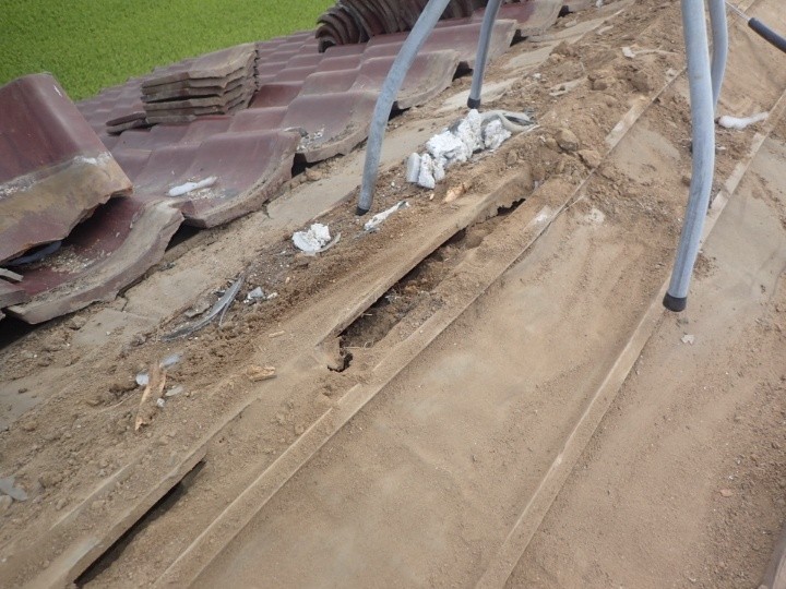 既存の棟瓦を撤去