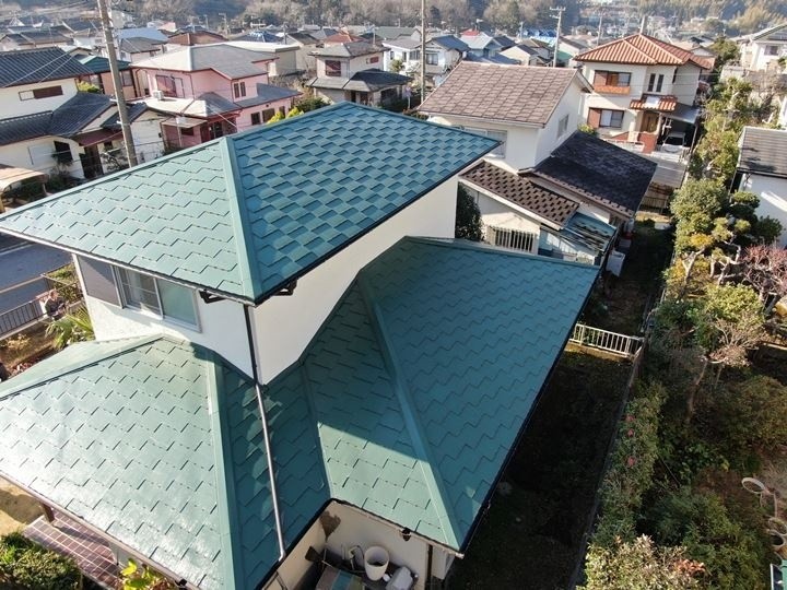 遮熱塗料サーモアイを用いて厚型スレートに屋根塗装工事が完工