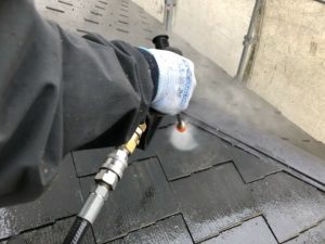 塗装前高圧洗浄する作業工程