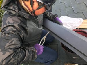 新しい棟板金を設置する作業工程