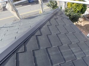 新しい棟板金を設置した後