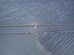 棟板金の釘が浮いた状態