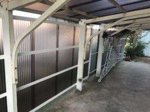 カーポートサイドパネルの交換工事が完工した状態
