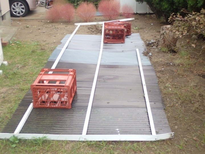 飛散した既存のカーポートサイドパネル