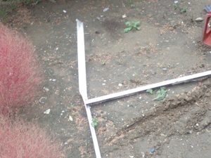 破損したカーポートサイドパネルの状態