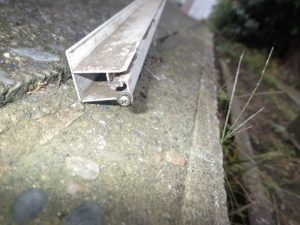 破損したカーポートサイドパネル